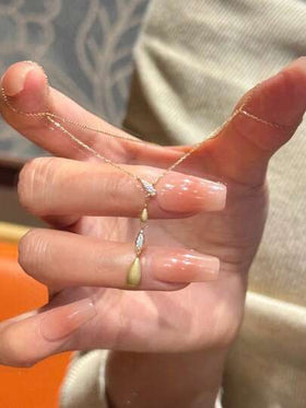 قلادة قطرة فاخرة مزينة بحجارة الراين اللامعة، بتصميم شرب متدلي، مجوهرات أنيقة للنساء، مثالية للاستخدام اليومي الأنيق وحفلات السهرة