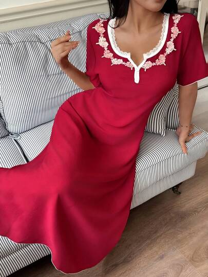SHEIN فستان نوم قصير الأكمام للنساء مع تطريز دانتيل، تصميم ياقة مربعة وتفاصيل أزرار، زخرفة زهرية مطرزة، فستان استرخاء أحمر، فستان نوم أحمر، فستان منزلي أحمر للنوم، ملابس نوم عيد الميلاد