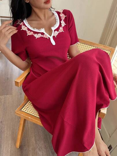 SHEIN فستان نوم قصير الأكمام للنساء مع تطريز دانتيل، تصميم ياقة مربعة وتفاصيل أزرار، زخرفة زهرية مطرزة، فستان استرخاء أحمر، فستان نوم أحمر، فستان منزلي أحمر للنوم، ملابس نوم عيد الميلاد