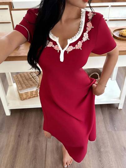 SHEIN فستان نوم قصير الأكمام للنساء مع تطريز دانتيل، تصميم ياقة مربعة وتفاصيل أزرار، زخرفة زهرية مطرزة، فستان استرخاء أحمر، فستان نوم أحمر، فستان منزلي أحمر للنوم، ملابس نوم عيد الميلاد