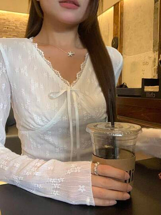 DAZY قميص كاجوال بأكمام طويلة للنساء، بياقة على شكل حرف V وزخرفة فراشة من نسيج شبكي مزخرف، ملابس نسائية للخريف