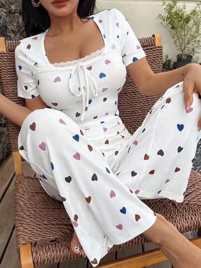 SHEIN طقم ملابس علوية ضيقة ذات رقبة مربعة مطبوع عليها قلب وبنطلون جرس للنوم، طقم بيجامات كاجوال مطبوع عليها قلوب، طقم بيجامات مريح وجميل للنساء مكون من قطعتين
