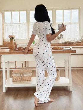 SHEIN طقم ملابس علوية ضيقة ذات رقبة مربعة مطبوع عليها قلب وبنطلون جرس للنوم، طقم بيجامات كاجوال مطبوع عليها قلوب، طقم بيجامات مريح وجميل للنساء مكون من قطعتين