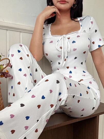 SHEIN طقم ملابس علوية ضيقة ذات رقبة مربعة مطبوع عليها قلب وبنطلون جرس للنوم، طقم بيجامات كاجوال مطبوع عليها قلوب، طقم بيجامات مريح وجميل للنساء مكون من قطعتين