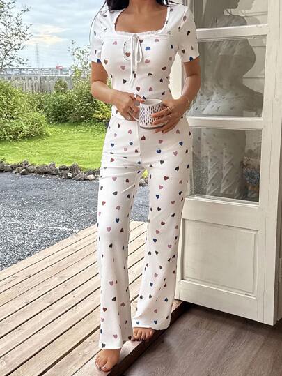 SHEIN طقم ملابس علوية ضيقة ذات رقبة مربعة مطبوع عليها قلب وبنطلون جرس للنوم، طقم بيجامات كاجوال مطبوع عليها قلوب، طقم بيجامات مريح وجميل للنساء مكون من قطعتين