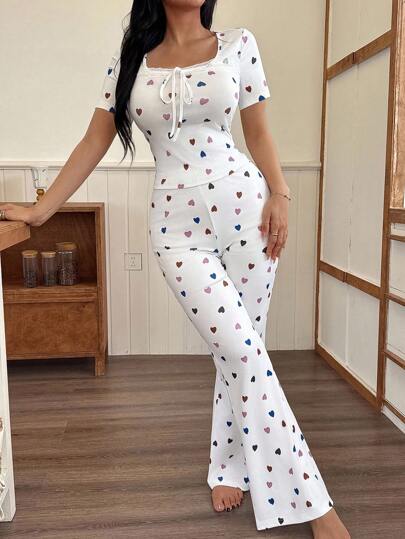 SHEIN طقم ملابس علوية ضيقة ذات رقبة مربعة مطبوع عليها قلب وبنطلون جرس للنوم، طقم بيجامات كاجوال مطبوع عليها قلوب، طقم بيجامات مريح وجميل للنساء مكون من قطعتين