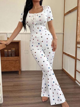 SHEIN طقم ملابس علوية ضيقة ذات رقبة مربعة مطبوع عليها قلب وبنطلون جرس للنوم، طقم بيجامات كاجوال مطبوع عليها قلوب، طقم بيجامات مريح وجميل للنساء مكون من قطعتين
