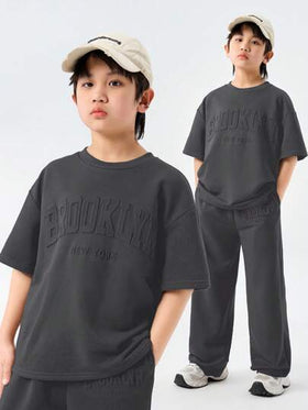 Coolane Kids بذلة صبي لربيع/صيف مكونة من 2 قطعة من الملابس المريحة، تشمل تيشيرت كم قصير بياقة طاقم وبناطيل مستقيمة طويلة بخصر كتفي