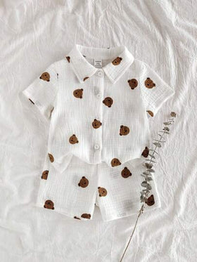 SHEIN Vintaside Kids مجموعة قصيرة الأكمام وشورت كاجوال مكونة من 2 قطعة طبعة الدب الكرتوني للأطفال الذكور