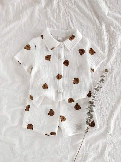 SHEIN Vintaside Kids مجموعة قصيرة الأكمام وشورت كاجوال مكونة من 2 قطعة طبعة الدب الكرتوني للأطفال الذكور