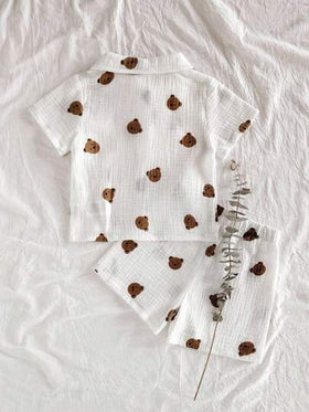 SHEIN Vintaside Kids مجموعة قصيرة الأكمام وشورت كاجوال مكونة من 2 قطعة طبعة الدب الكرتوني للأطفال الذكور
