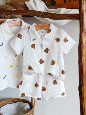 SHEIN Vintaside Kids مجموعة قصيرة الأكمام وشورت كاجوال مكونة من 2 قطعة طبعة الدب الكرتوني للأطفال الذكور