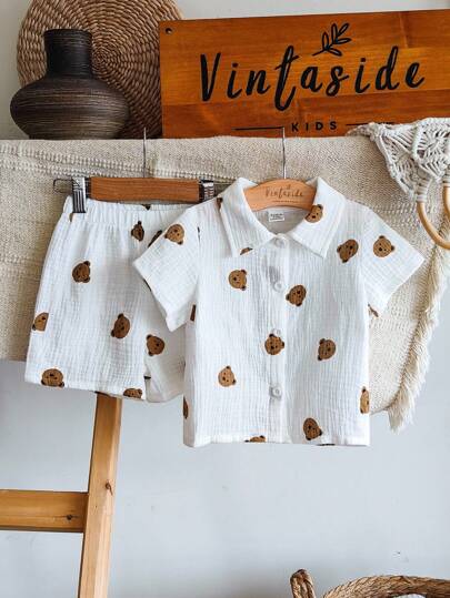SHEIN Vintaside Kids مجموعة قصيرة الأكمام وشورت كاجوال مكونة من 2 قطعة طبعة الدب الكرتوني للأطفال الذكور