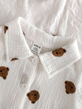 SHEIN Vintaside Kids مجموعة قصيرة الأكمام وشورت كاجوال مكونة من 2 قطعة طبعة الدب الكرتوني للأطفال الذكور