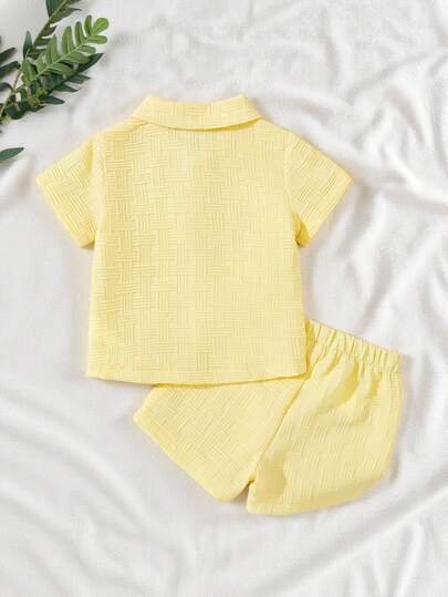 SHEIN Vintaside Kids طقم بنطلون وقميص ذو ملمس للأطفال الصغار الأولاد، طقم ملابس عصري 2 قطعة