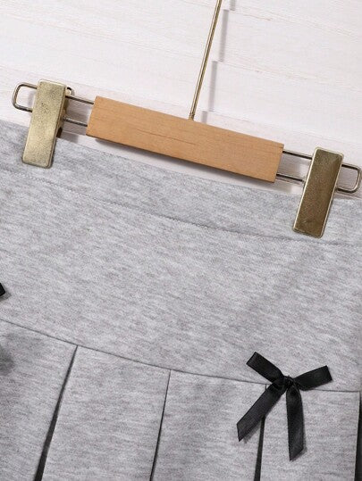 SHEIN مجموعة من قطعتين، بلوزة كم طويل بطبعات إنجليزية مع تصميم ياقة قميص ثقيل 2 في 1 وتنورة مصغرة ذات طيات متناسقة، تميزت بشريط أكمام متباين والزخارف بفيونكة، من قماش محبوك مريح، مظهر شبابي وحيوي، مناسب للمدرسة أو الارتداء اليومي