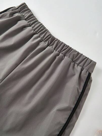 SHEIN شورتات سادة مع خصر رباط للمراهقين والأوﻻد المراهقين، مع طباعة حرفية، قصيرة رياضية محبوكة بتباين