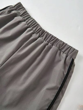 SHEIN شورتات سادة مع خصر رباط للمراهقين والأوﻻد المراهقين، مع طباعة حرفية، قصيرة رياضية محبوكة بتباين