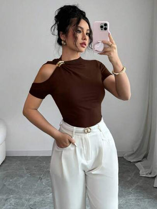 Elenzga تي شيرت نسائي أكمام قصيرة باللون الأحادي، مزين بقطع معدنية مفرغة، موضة