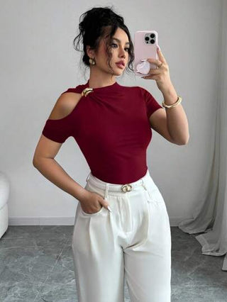 Elenzga تيشيرت نسائي قصير الأكمام بتصميم معدني ذو فتحة الكتف، لون سادة عصري