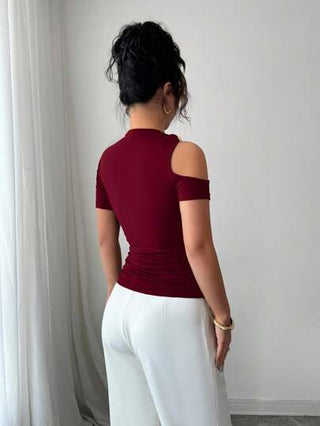 Elenzga تيشيرت نسائي قصير الأكمام بتصميم معدني ذو فتحة الكتف، لون سادة عصري