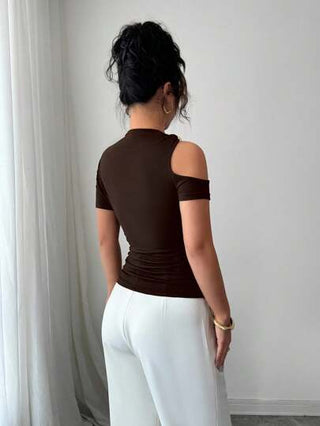 Elenzga تي شيرت نسائي أكمام قصيرة باللون الأحادي، مزين بقطع معدنية مفرغة، موضة