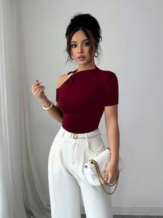 Elenzga تيشيرت نسائي قصير الأكمام بتصميم معدني ذو فتحة الكتف، لون سادة عصري