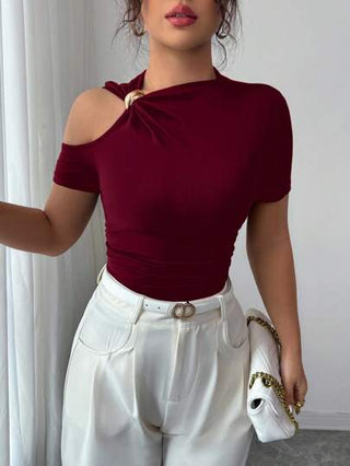 Elenzga تيشيرت نسائي قصير الأكمام بتصميم معدني ذو فتحة الكتف، لون سادة عصري