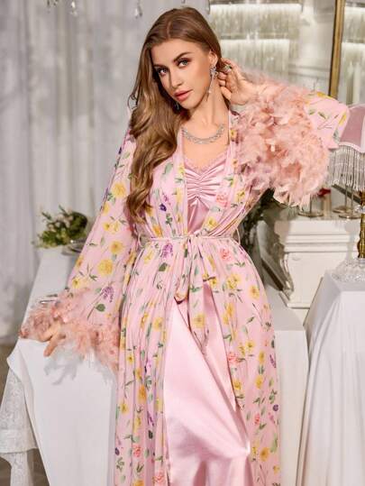 Slumberist مجموعة رداء طويل مطبوع بالأزهار وقميص كامي من الشارميوز، مجموعة ثوب نوم وردة، مجموعة ملابس نوم من الساتان، 2 قطعة، ديكور ريشي فاخر لموسم الزفاف