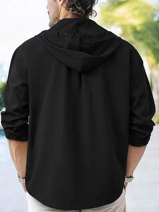 Manfinity Homme معطف رجالي كنزة برقبة مزود بسحاب بأكمام طويلة بتصميم بطبعات من الحروف والشريط ذو قطعة واحدة برباط سحب خاصة