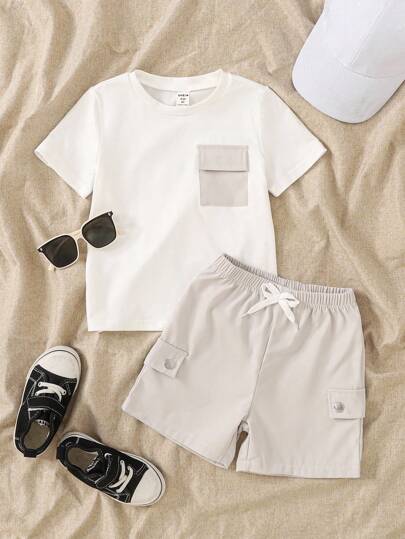 SHEIN Streecool Kids مجموعتان من قميص كاجوال بأكمام قصيرة وسروال صغير الحجم للأولاد ذو لونين متباينين وجيوب حمولة