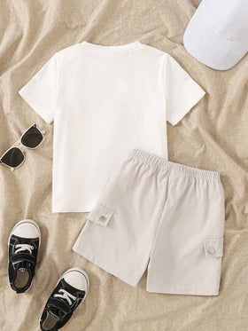 SHEIN Streecool Kids مجموعتان من قميص كاجوال بأكمام قصيرة وسروال صغير الحجم للأولاد ذو لونين متباينين وجيوب حمولة