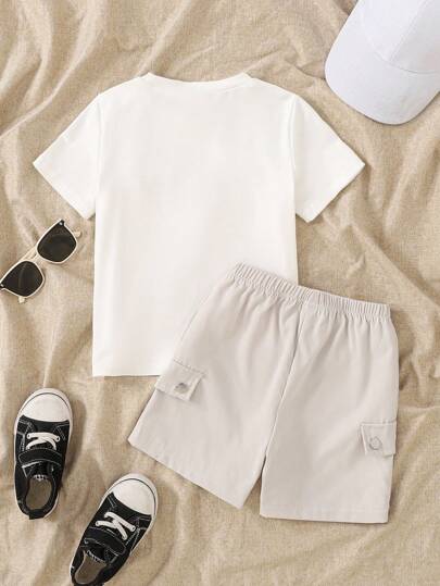 SHEIN Streecool Kids مجموعتان من قميص كاجوال بأكمام قصيرة وسروال صغير الحجم للأولاد ذو لونين متباينين وجيوب حمولة