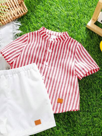 SHEIN طقم شورت قصير مخطط مخطط وشورت أبيض للأطفال الصغار 2 قطعة، مريح وملائم للاستخدام الداخلي والخارجي واليومي والرياضة واللعب والحفلات والتصوير الفوتوغرافي والعطلات، مناسب للربيع/الصيف