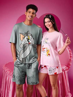 TOM & JERRY X SHEIN مجموعة قطعتين من الملابس المنزلية الفضفاضة المصنوعة من النسيج المحبوك مع طبعة تومي، تتكون من بلوزة رمادية وشورت، طراز زوجي