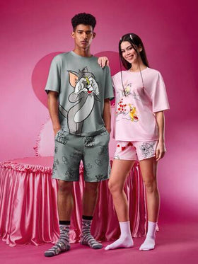 TOM & JERRY X SHEIN مجموعة قطعتين من الملابس المنزلية الفضفاضة المصنوعة من النسيج المحبوك مع طبعة تومي، تتكون من بلوزة رمادية وشورت، طراز زوجي