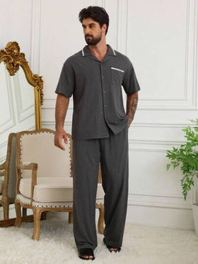 DAZY طقم بيجامة رجالي مكون من قميص بتصميم شريط بحرف وطبعة هندسية باللون الرمادي الداكن، مناسب للربيع والصيف