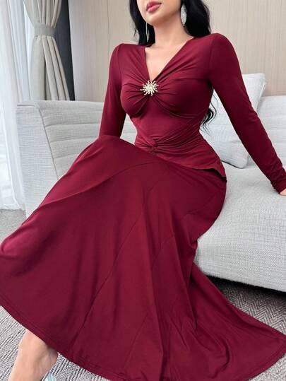 Modelyn فستان سهرة أنيق وراحة مطرز بتجعيد و عقدة معدنية لشد الخصر مع أكمام طويلة