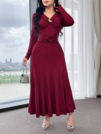 Modelyn فستان سهرة أنيق وراحة مطرز بتجعيد و عقدة معدنية لشد الخصر مع أكمام طويلة