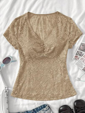 SHEIN ملابس علوية من التول الرقيق بأكمام قصيرة مزين بالدانتيل بأسلوب أكاديمي أنيق، باللون المشمشي الحلو الظريف