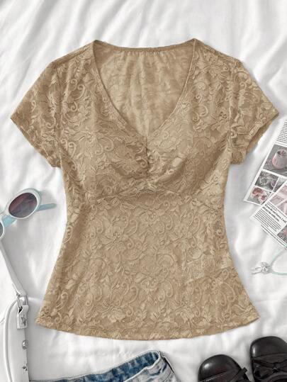 SHEIN ملابس علوية من التول الرقيق بأكمام قصيرة مزين بالدانتيل بأسلوب أكاديمي أنيق، باللون المشمشي الحلو الظريف