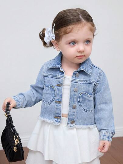 SHEIN معطف قصير كاجوال وراحة للاطفال لموسم الخريف بأكمام طويلة، مزين بجيب بشكل قلب على دنيم جينز، لفتاة صغيرة