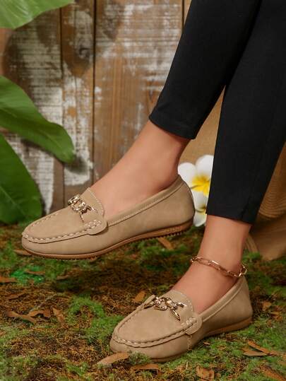 حذاء كاجوال للنساء موديل جديد للخريف/الشتاء، مقاسات كبيرة، بدون ربط، لون أحادي، مريح، قابل للتنفس، زخرفة إبزيم معدني أنيق، حذاء لوفر مسطح يدوي الصنع، نعل ناعم، سطح جلد خاكي، مناسب للتنقل اليومي والأوقات الحرة، أحذية رياضية للنساء