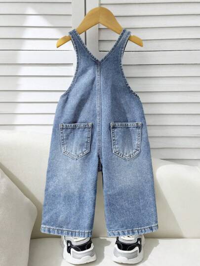 SHEIN رومبير قصيرة للأطفال الرضع الصبيان في الخريف والشتاء بطراز الشارع، مريحة وناعمة، جينز واسع مخرب برقع حرفي وجيب على الوبر بقصة فضفاضة، ملابس عودة المدارس الجديدة، رومبير الشارع الرياضية للأطفال الرضع