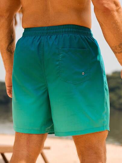 Manfinity Swimmode شورت كاجوال للرجال ذو خصر مرن بالكورد وتدرج اللون