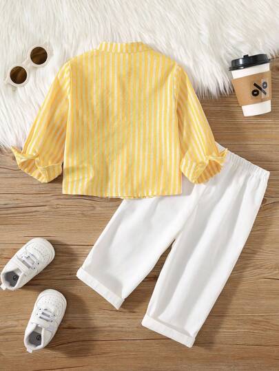 SHEIN طقم ملابس جنتلمان مدينة لطيف للأطفال الصبيان، قميص ذو ياقة مخططة باللون الأصفر + بنطال كاجوال أبيض، مناسب لحفلات عيد الميلاد، الحفلات المسائية، الأداء، حفلات الزفاف، حفلات استقبال المولود الجديد، احتفالات عيد الميلاد الأول