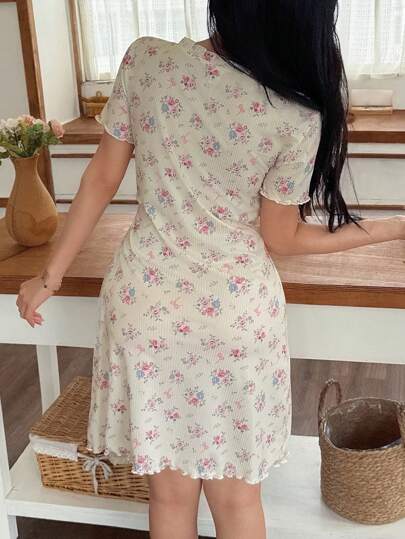 SHEIN فستان نوم قصير الأكمام بلمسات دتيسي مزخرفة بالزهور، منسوج، حول رقبة على شكل حرف V مع تطريز بالدانتيل