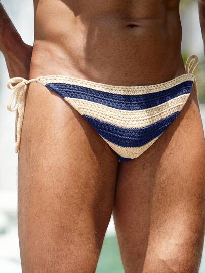 Manfinity Swimmode شورتات سباحة قصيرة للرجال بطباعة شريطية ملونة بلوك كولور بشكل مثلث للأعياد والإجازات
