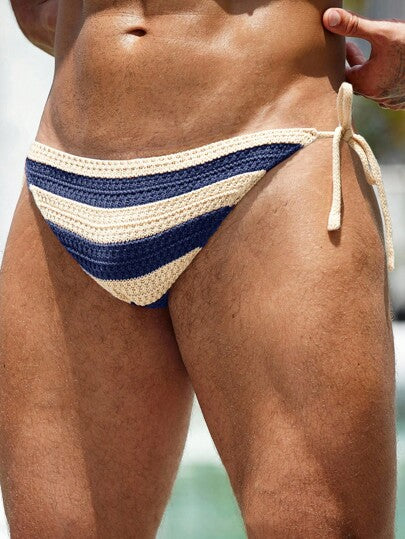 Manfinity Swimmode شورتات سباحة قصيرة للرجال بطباعة شريطية ملونة بلوك كولور بشكل مثلث للأعياد والإجازات