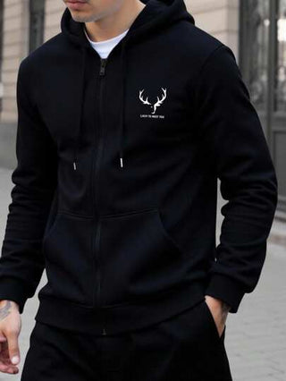 Manfinity Homme معطف كنزة رياضية سوداء ذات سوستة ورسم ظل رأس وأيل والشعار المحظوظ، بأسلوب رياضي كاجوال، للارتداء اليومي، مناسبة لفصل الربيع المبكر وخريف/شتاء